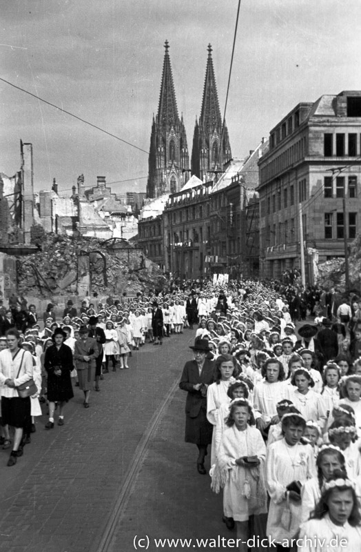 Kommunionkinder in der Kölner Fronleichnamsprozession