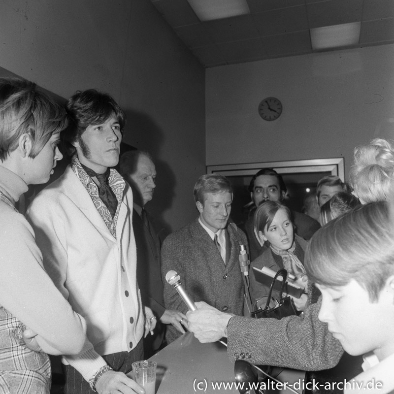 Barry Gibb mit Fans und Reportern 1968