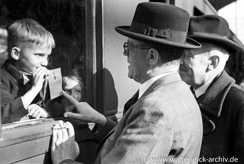 Abreise von Kölner Kindern in die Schweiz 1947