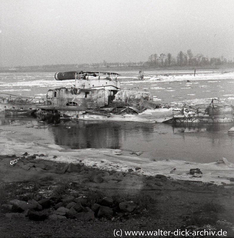 Schiffswrack im Rhein 1946