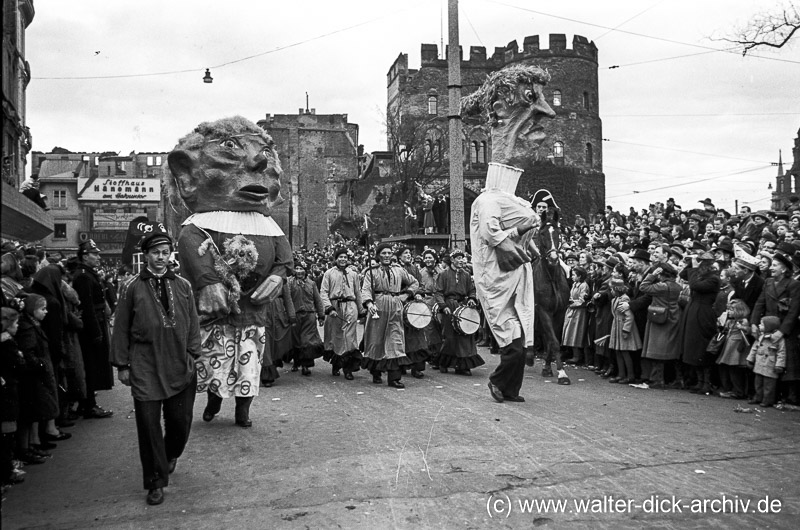 Großfiguren im Rosenmontagszug 1951