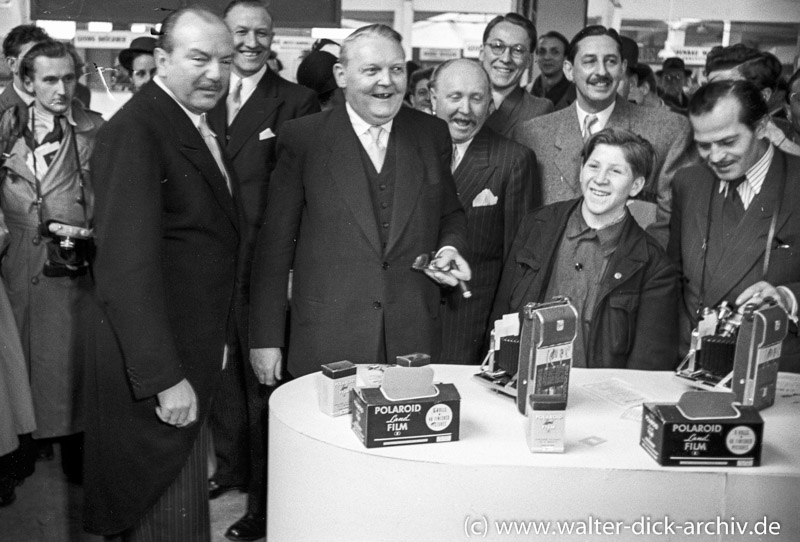 Photokina 1951 in Köln - Ludwig Erhard am Stand von Polaroid