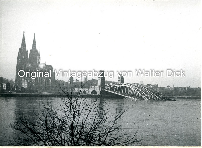 Blick von Deutz auf die zerstörte Hohenzollernbrücke 1945