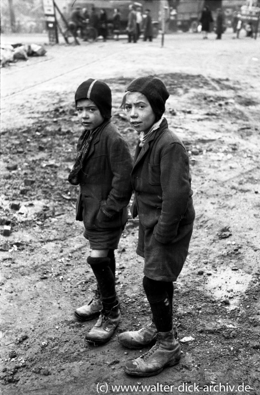 Zwei Jungen in den Trümmern 1946