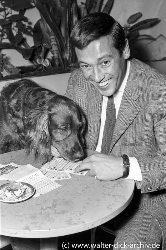 Dietmar Schönherr mit Hund und Lottoschein 1963