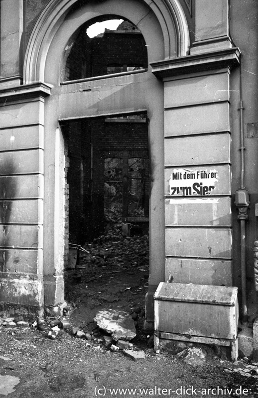 Naziparolen an einem zertrümmerten Haus in Köln
