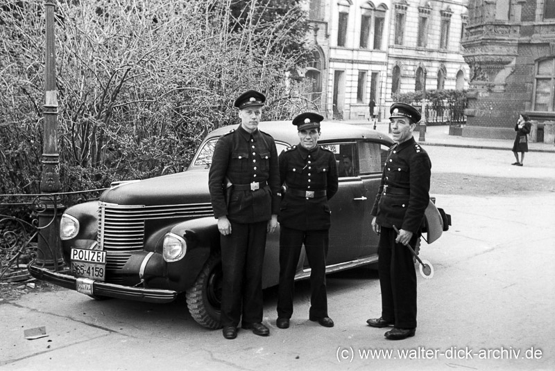 Drei Polizisten und ein Luxusauto 1947
