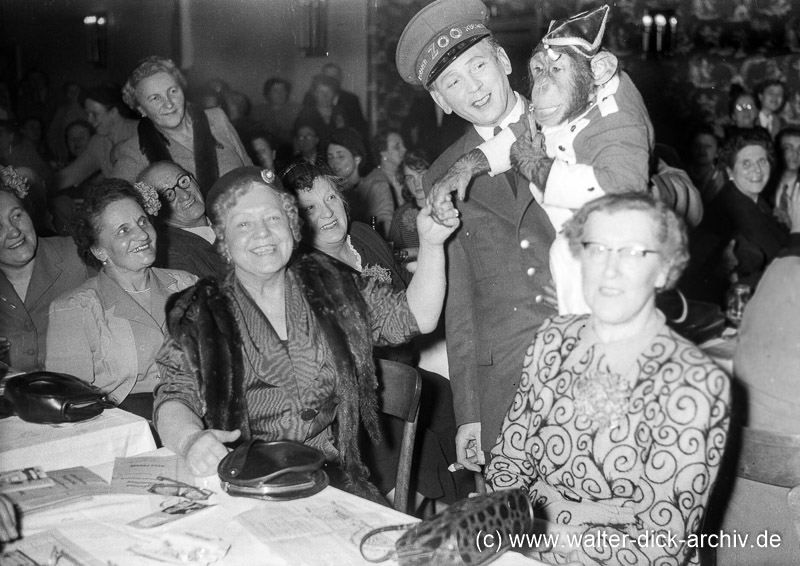 Affe Petermann auf Karnevalssitzung 1953
