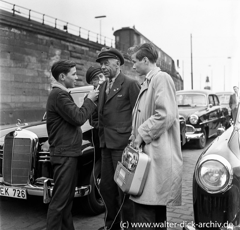 Tonbandjugend interviewt Taxifahrer.