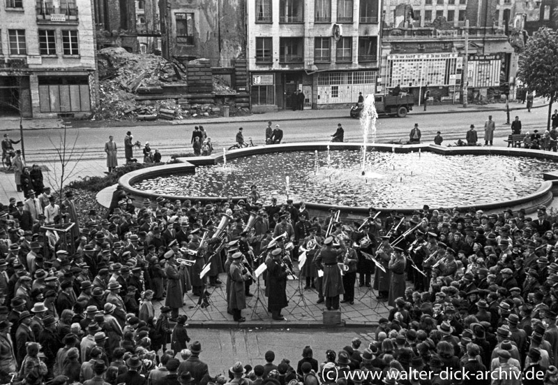 Demonstration vor dem Rathaus 1949