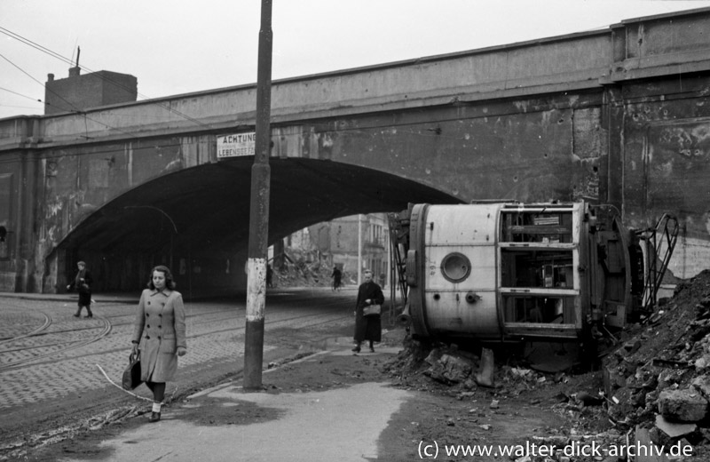 Unzerstörte Eisenbahnbrücke in Köln Ehrenfeld