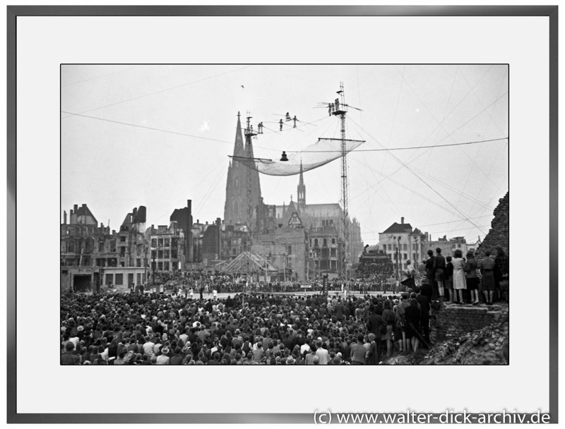 E05 - Hochseil-Artisten über dem zerstörten Heumarkt 1946
