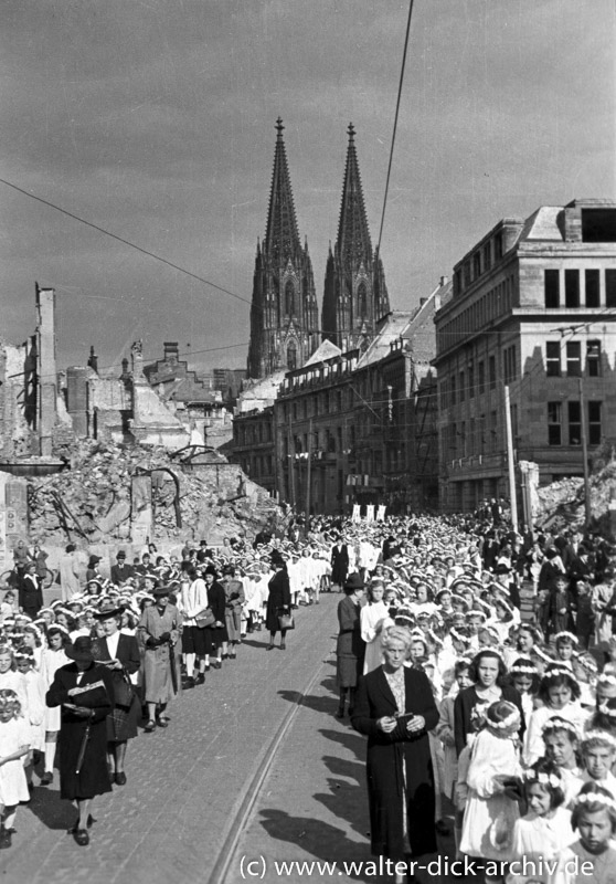 Kommunionkinder in der Kölner Fronleichnamsprozession