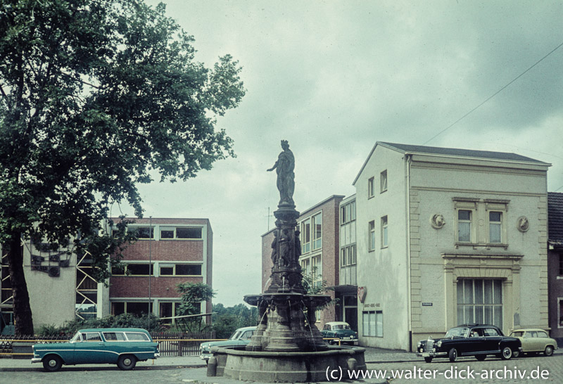 Mülheimia Brunnen auf der Mülheimer Freiheit 1965