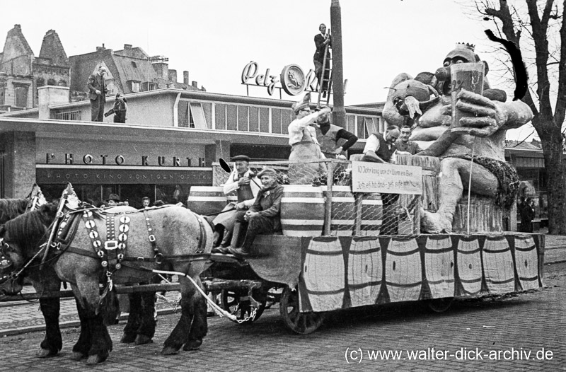 Im Rosenmontagszug 1950