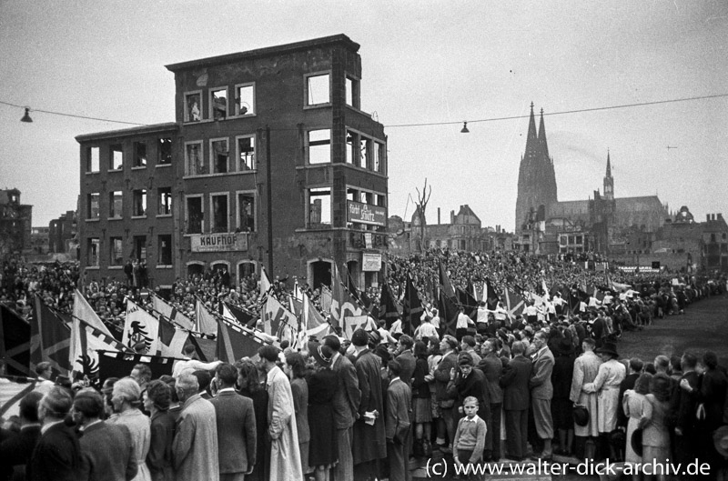 Festliche Prozession zur 700-Jahr-Feier des Kölner Doms