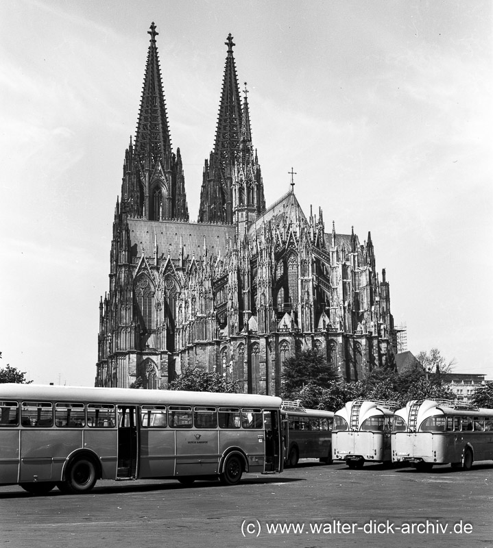 Auf dem Busbahnhof 1958