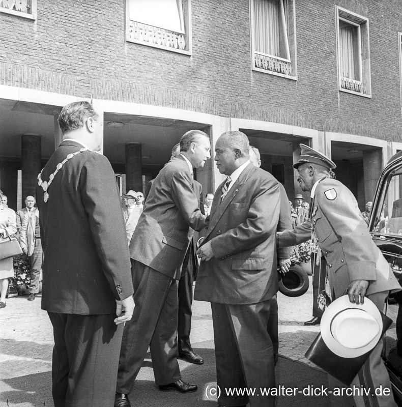 Begrüßung vor dem Rathaus 1962