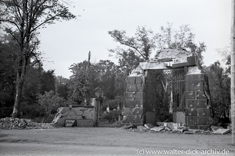 Eingangstor des Melatenfriedhof 1946