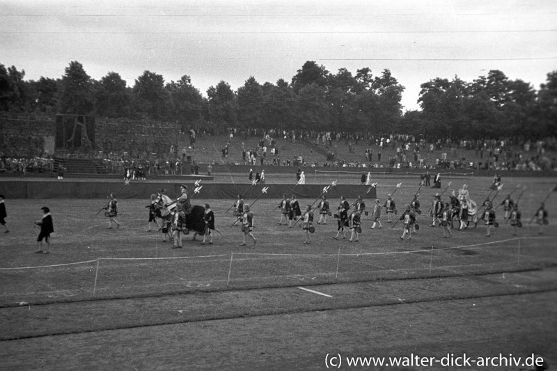 Historische Vorführung im Stadion