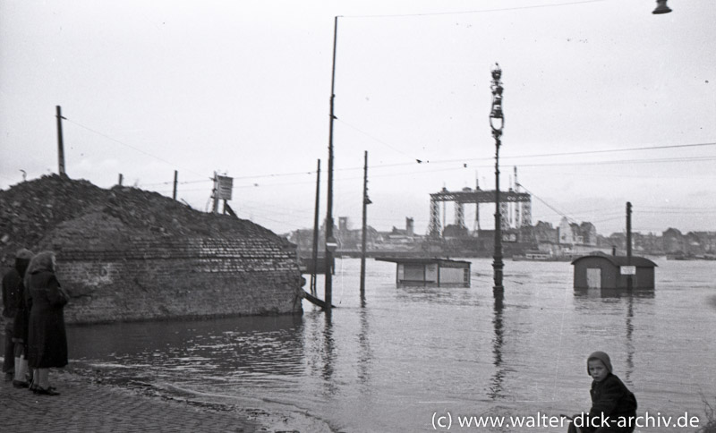 Hochwasser beim Bau der Deutzer Brücke