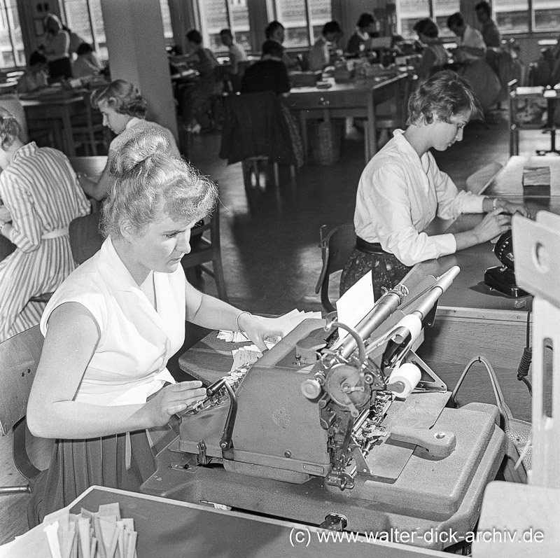 Arbeiten an der Buchungsmaschine 1958
