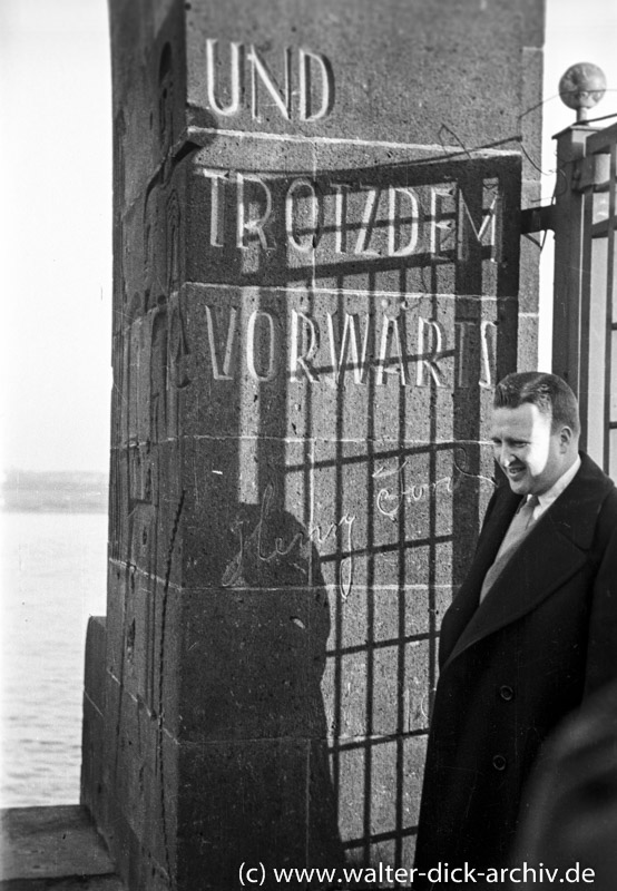 WDA194-012 Henry Ford II am Werkstor der Kölner Ford-Werke