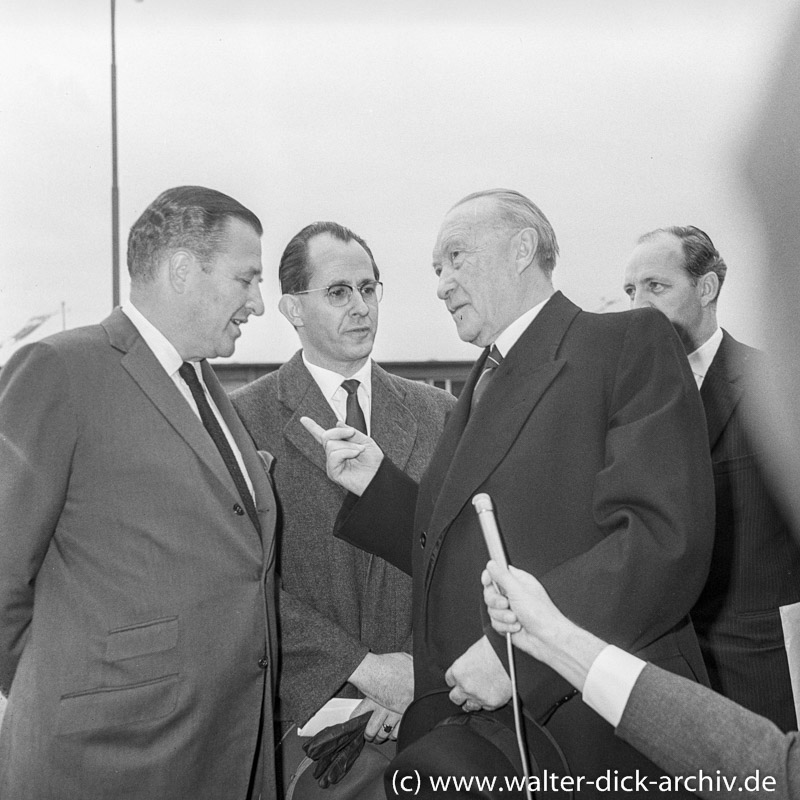 Konrad Adenauer im Gespräch mit Henry Ford II