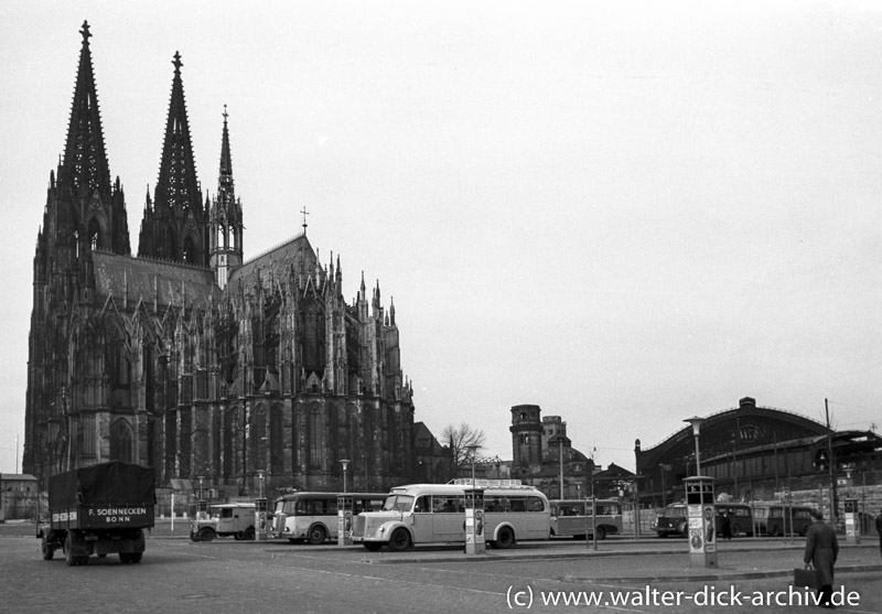 Am Kölner Busbahnhof östlich des Doms