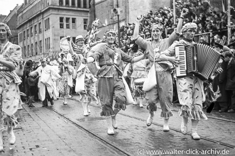 ..denn mir sin kölsche Mädcher, hann Spetzebötzjer aan..1950