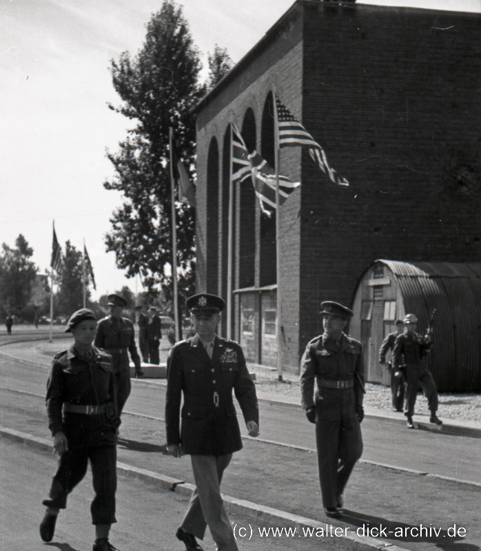 Offiziere auf dem Weg zur Eröffnung der Patton-Brücke 1946