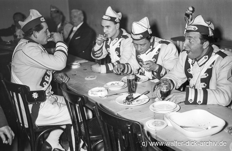 Stärkung zwischen den Auftritten. 1953