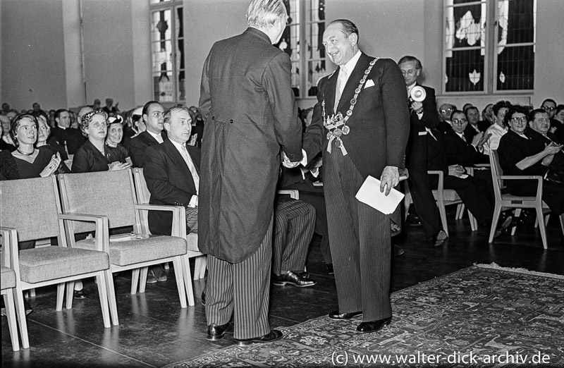 Dr Schwering dankt Konrad Adenauer 1955