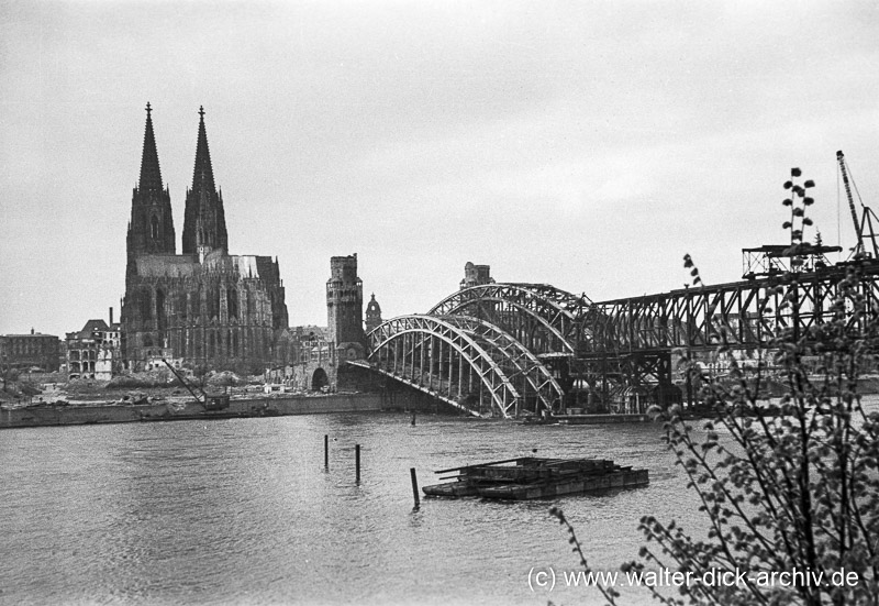 Wiederaufbau der Hohenzollernbrücke 1947