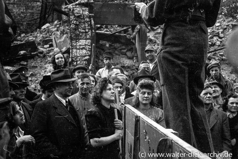 Kölner Trümmerfrauen bei der Eröffnung 1946