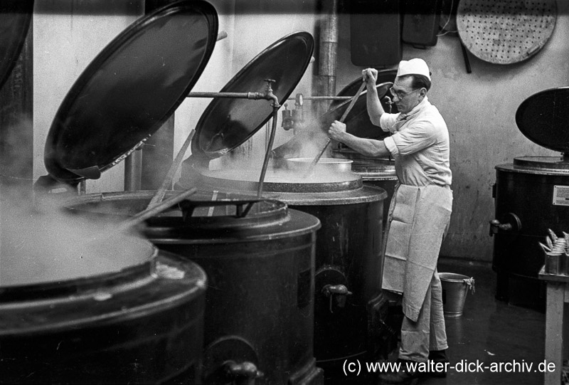 Rühren mit großem Kochlöffel 1947