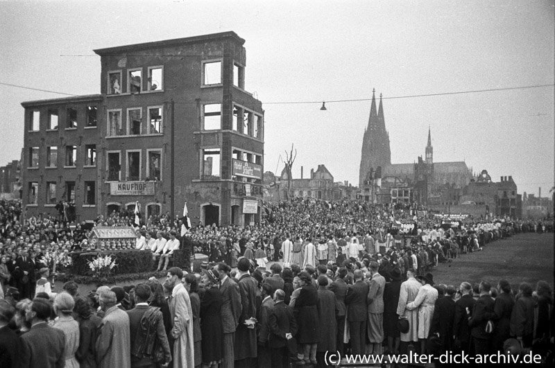 Festliche Prozession zur 700-Jahr-Feier des Kölner Doms