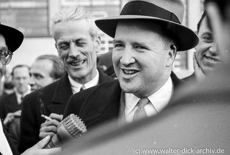 Henry Ford II beim Gespräch mit der Presse in den Kölner Ford-Werken