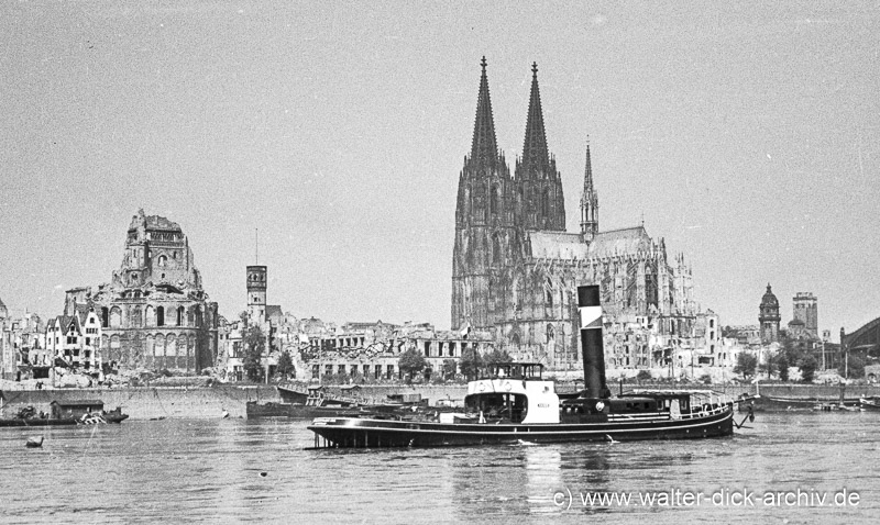 Schleppmotorschiff vor der zerstörten Stadt 1947