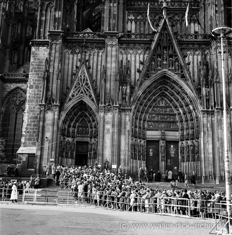 Trauernde Bürgerinnen und Bürger Beerdigung Konrad Adenauer 1967