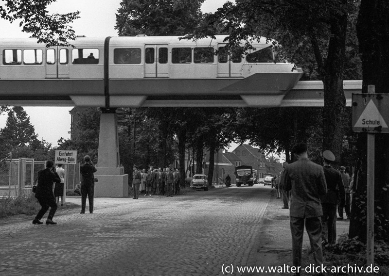 ALWEG-Bahn Überquerung der Neusser Landstraße 1957