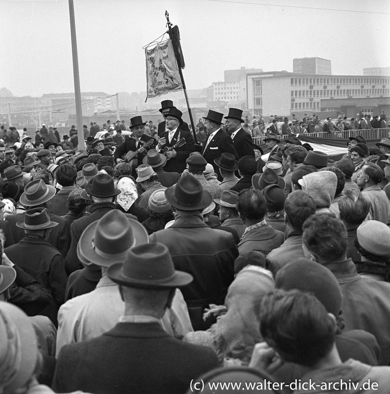 Gesangsdarbietung bei der Eröffnungsfeier der neuen Kölner Brücke 1959