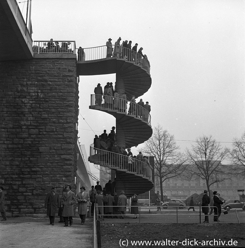 Wendeltreppen an der neuen Kölner Severinsbrücke 1959