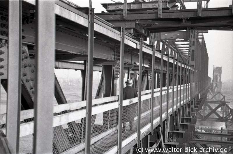 Fußgängersteg der Südbrücke 1948