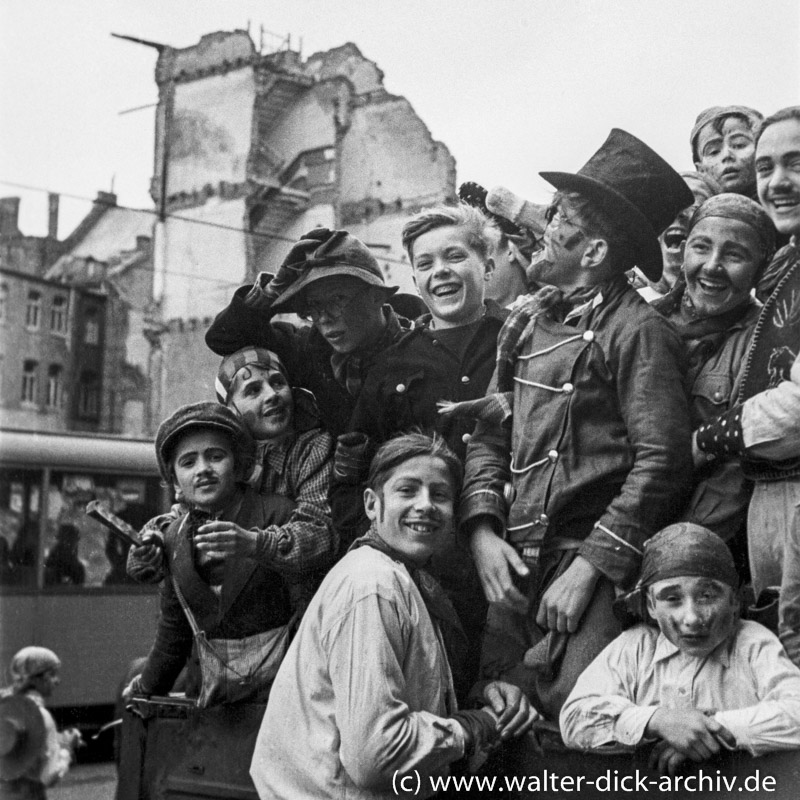 Kölner Kinder ("Kölsche Pänz") beim Karneval 1948