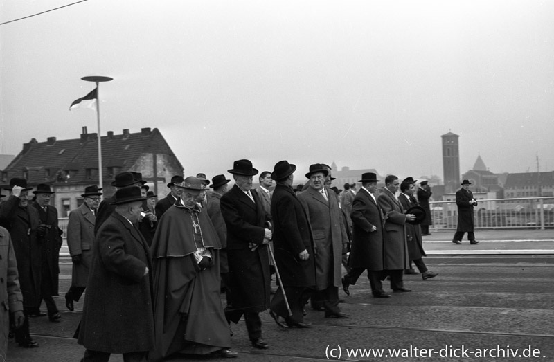 Die Herren der ersten Reihe auf der neuen Kölner Brücke