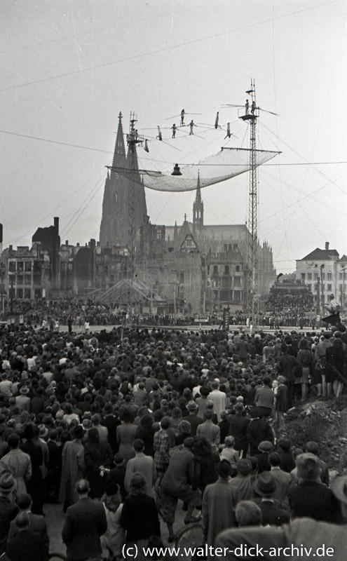 Hochseilartisten auf dem Heumarkt