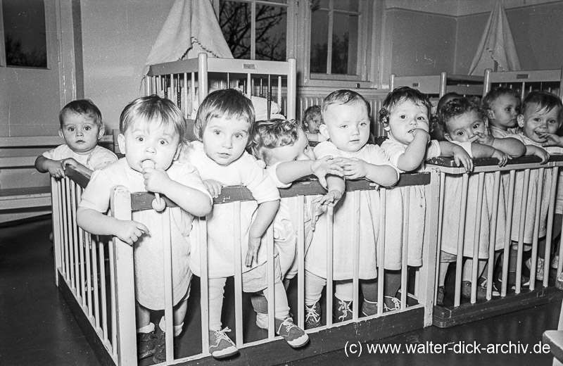 Kinderspeisung in einem Kindergarten 1949