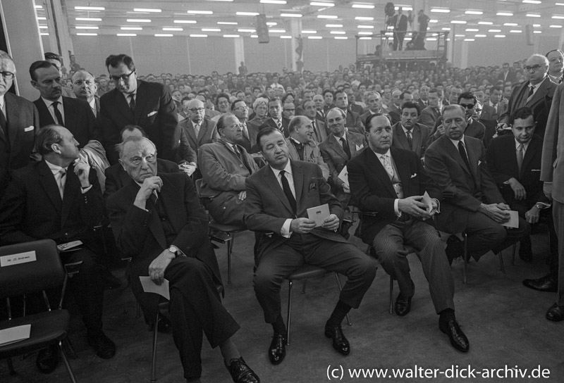 Aufmerksame Zuhörer beim Jubiläum der Ford Werke 1960