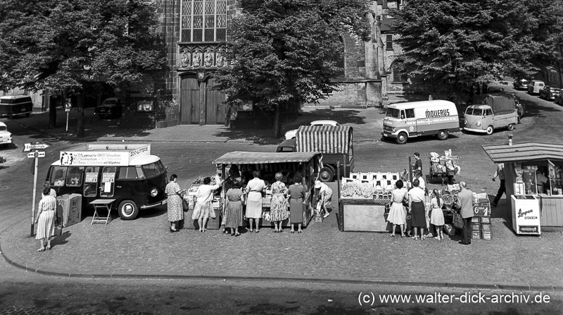 Marktstände vor St. Severin 1959